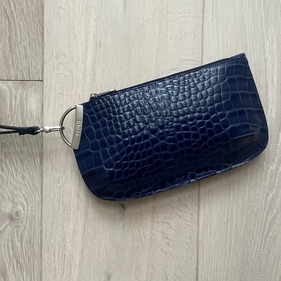 Wristlet genuine leather bag with zip / navy blue / crocodile pattern like new - Picture 2 of 8